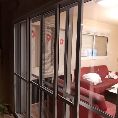 חלון אלומיניום עם מסגרת זכוכית