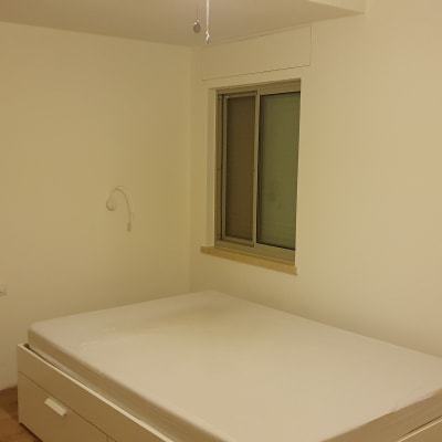 קיר צבוע בצבע בהיר בחדר שינה