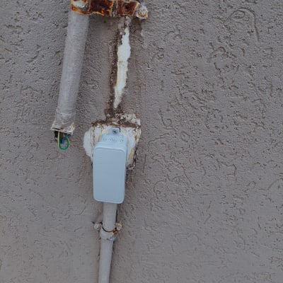 צינור חשמל עם חוטים חשופים וקופסת חיבורים