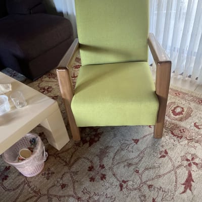 כיסא ירוק עם ריפוד על שטיח מעוצב