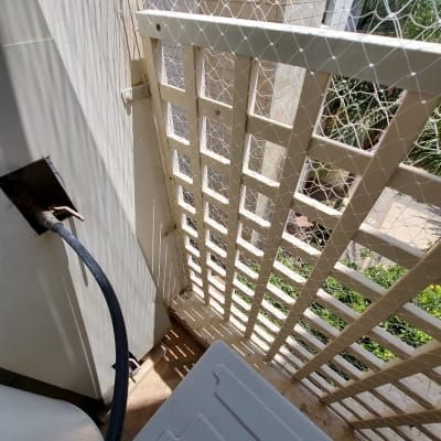 רשת למניעת כניסת יונים על מרפסת