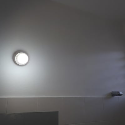 קיר צבוע בלבן עם תאורה עגולה