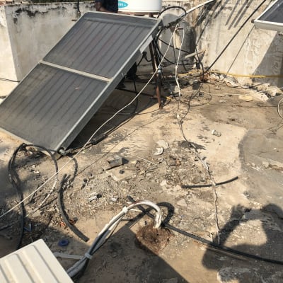 גג עם לוחות סולאריים וחוטים חשופים
