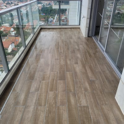 מרפסת עם רצפה רטובה לאחר ניקוי