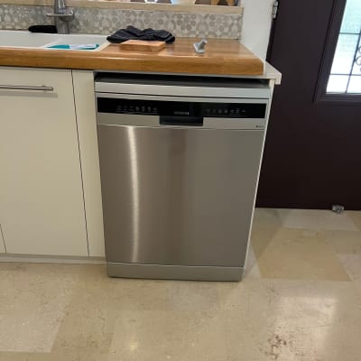 מטבח עם מדיח כלים, כיור ומשטח עץ