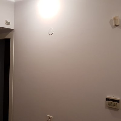 קיר צבוע בלבן עם מתגי חשמל