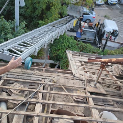 גג פתוח עם קורות עץ וכלי עבודה