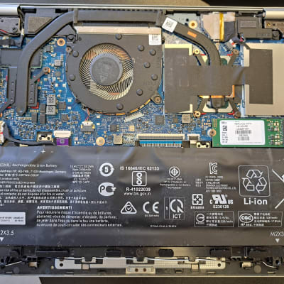 פנים מחשב נייד עם מאוורר, לוח אם וסוללה