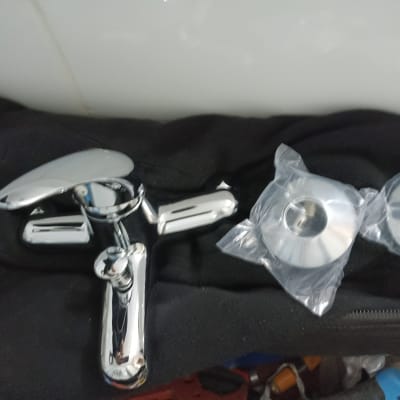 ברז כרום וכלי אינסטלציה על בד שחור