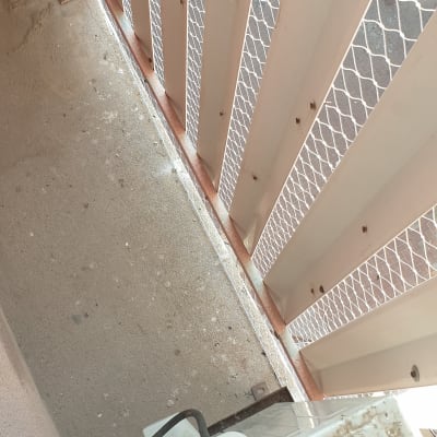 רשת מתכת על גדר למניעת כניסת יונים