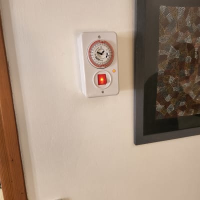 שעון טיימר ומתג דולק על קיר