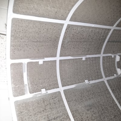 מסנן מזגן מלוכלך עם אבק ולכלוך