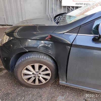 נזק לפגוש הקדמי של רכב כהה