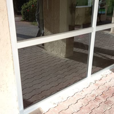 חלון זכוכית גדול עם השתקפות של חוץ ופנים