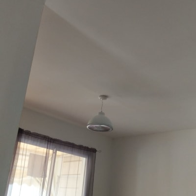 מנורה תלויה מהתקרה בחדר מגורים