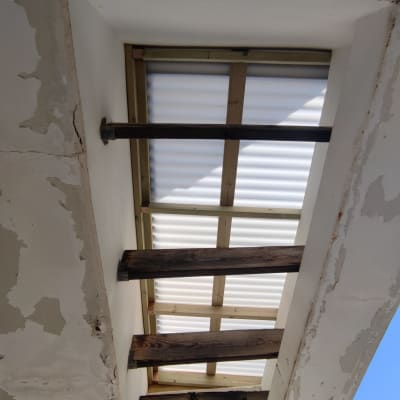 קורות עץ ותקרה עם לוחות פלסטיק שקופים