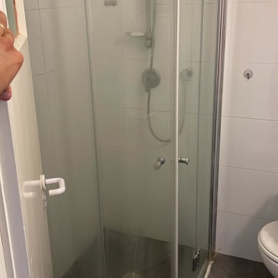 מקלחון זכוכית עם דלתות, ראש מקלחת וצינור מים