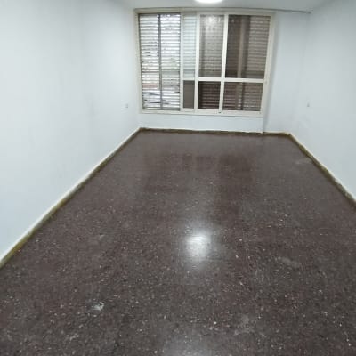 חדר ריק עם רצפה נקייה ומבריקה