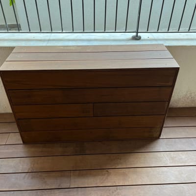 ארון עץ על רצפת דק במרפסת