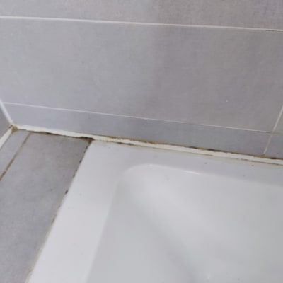 חיבור אמבטיה לקיר עם רובה מתקלפת