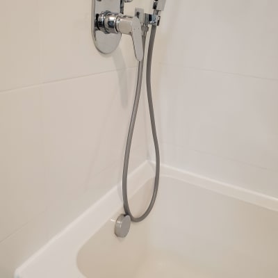 ברז אמבטיה עם ידית וכבל מקלחת