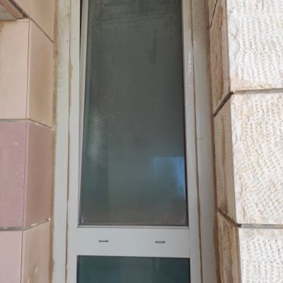 חלון מלוכלך עם סימני אבק ולכלוך