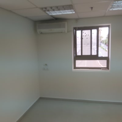 קיר גבס עם חלון ומזגן מותקן