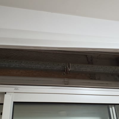 מנגנון תריס גלילה עם צינור מתכת וחוטים