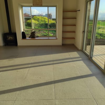 רצפה נקייה עם אור שמש חודר דרך חלון גדול