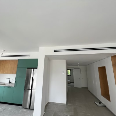 קיר גבס עם מדפים פתוחים במטבח מודרני