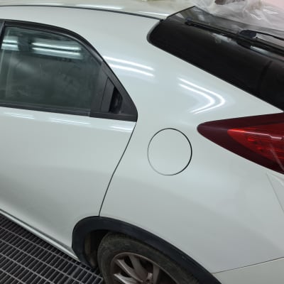 חלק אחורי של רכב לבן בתהליך תיקון