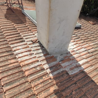 גג רעפים עם ארובה לבנה ותיקוני איטום