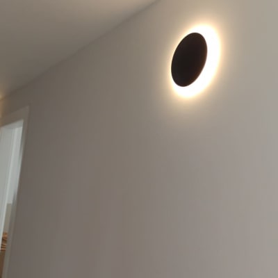 שני גופי תאורה עגולים על קיר לבן