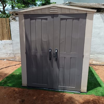 מחסן פלסטיק חום עם דלתות כפולות