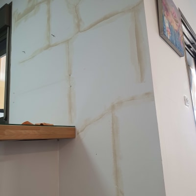 קיר עם סימני תיקון ושפכטל