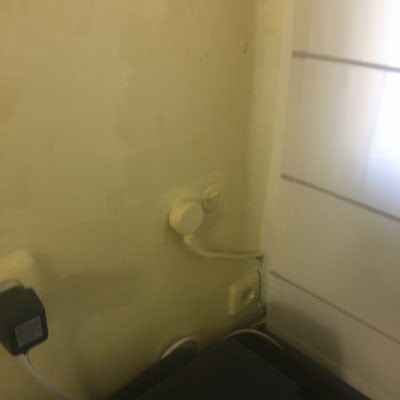 קיר צבוע בצבע צהוב עם שקעים חשמליים