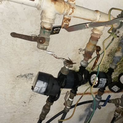 צינורות מים עם מדי מים וברזים חלודים