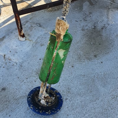 חוטים חשמליים מחוברים למתקן ירוק על הקרקע