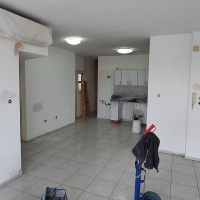 חדר עם קירות צבועים, סולם וכלי עבודה