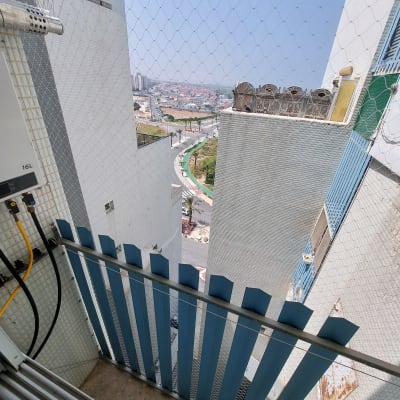 רשת למניעת כניסת יונים במרפסת בניין