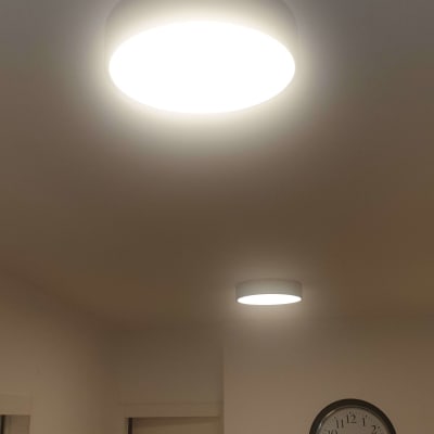 שני גופי תאורה עגולים מותקנים בתקרה מוארים