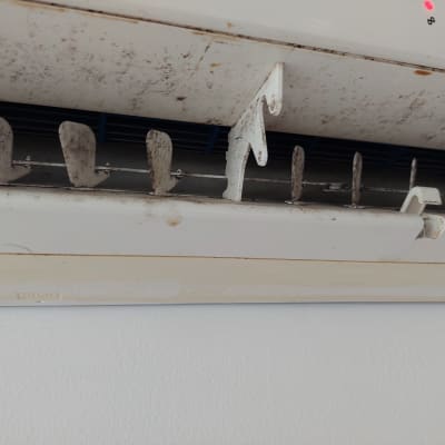 תריסי מזגן מלוכלכים עם אבק ולכלוך