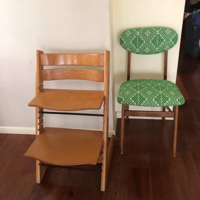 שני כיסאות, אחד עם ריפוד ירוק מעוצב