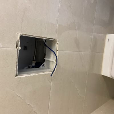 פתח בקיר עם צינור וכלי עבודה