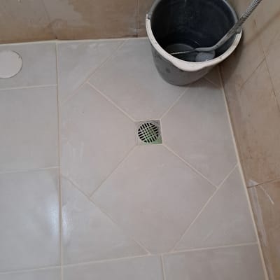 רצפת אריחים עם דלי ומגב בפינה