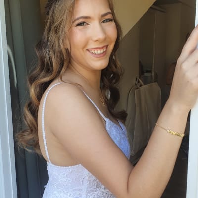 אישה עם שיער גלי ואיפור עדין