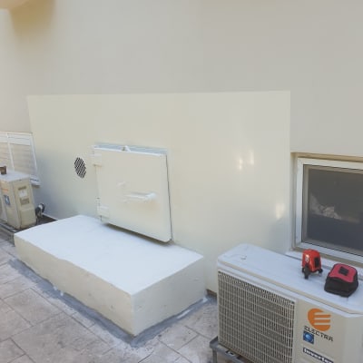 דלת אטומה על קיר חיצוני עם איטום סביב