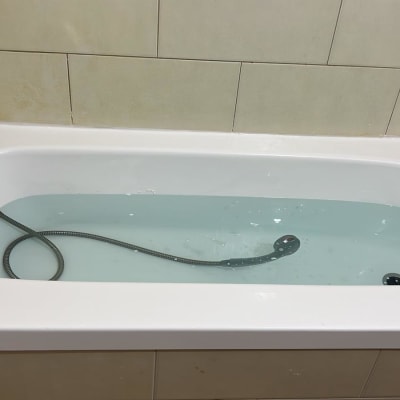 אמבטיה עם מים וצינור מתכת בתוכה