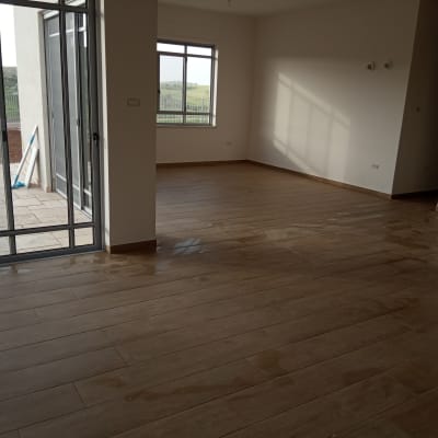 רצפה רטובה לאחר ניקוי עם סימני מים