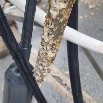 צינור עם הצטברות אבנית על רקע גג